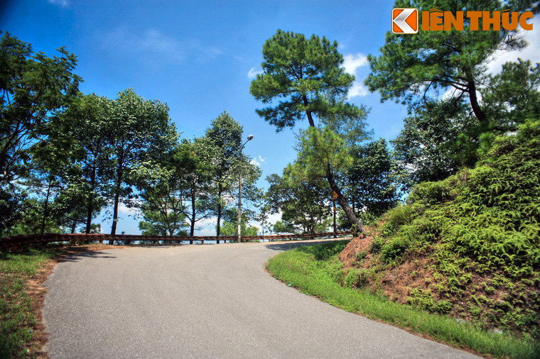 Ngày nay, những trang sử khói lửa đã khép lại ở núi Dũng Quyết. Ngọn núi được du khách gần xa biết đến như một danh thắng phải ghé thăm ở thành Vinh. Từ chân núi, một con đường nhựa tuyệt đẹp xuyên rừng thông xanh tốt sẽ đưa du khách lên khám phá ngọn núi lịch sử.