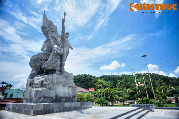 Đến thời hiện đại, núi Dũng Quyết là địa danh gắn với nhiều sự kiện của cuộc cách mạng giải phóng dân tộc. Trong phong trào Xô Viết Nghệ Tĩnh (1930-1931), Bến Thủy – Dũng Quyết là nơi diễn ra cao trào đấu tranh của các tầng lớp nhân dân lao động, khiến chính quyền thực dân chao đảo.