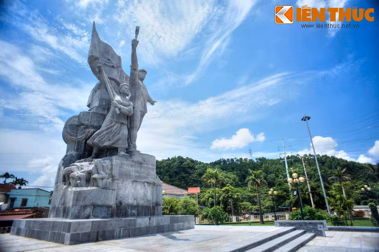 Đến thời hiện đại, núi Dũng Quyết là địa danh gắn với nhiều sự kiện của cuộc cách mạng giải phóng dân tộc. Trong phong trào Xô Viết Nghệ Tĩnh (1930-1931), Bến Thủy – Dũng Quyết là nơi diễn ra cao trào đấu tranh của các tầng lớp nhân dân lao động, khiến chính quyền thực dân chao đảo.