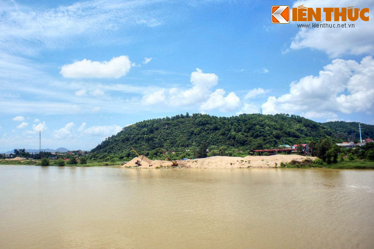 Nằm ở bờ bắc sông Lam, thuộc quần thể Lâm viên Núi Quyết, thuộc địa bàn phường Trung Đô, thành phố Vinh, tỉnh Nghệ An, núi Dũng Quyết hay núi Quyết vừa là thắng cảnh nổi tiếng, vừa là một địa danh tầm quan trọng đặc biệt trong lịch sử xứ Nghệ.