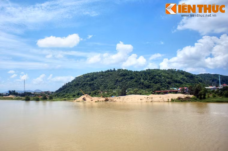 Nằm ở bờ bắc sông Lam, thuộc quần thể Lâm viên Núi Quyết, thuộc địa bàn phường Trung Đô, thành phố Vinh, tỉnh Nghệ An, núi Dũng Quyết hay núi Quyết vừa là thắng cảnh nổi tiếng, vừa là một địa danh tầm quan trọng đặc biệt trong lịch sử xứ Nghệ.