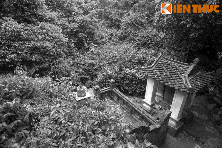 Ngoài yếu tố phong thủy, nơi vua yên nghỉ còn thể hiện tinh thần thượng võ của một bậc quân vương. Tương truyền, nơi xây lăng là khoảng đất võng xuống thấp như cái yên ngựa giữa hai triền đồi. Lăng được xây ở đây với hàm ý vị hoàng đế như vẫn ngồi trên yên ngựa để bảo vệ đất nước.