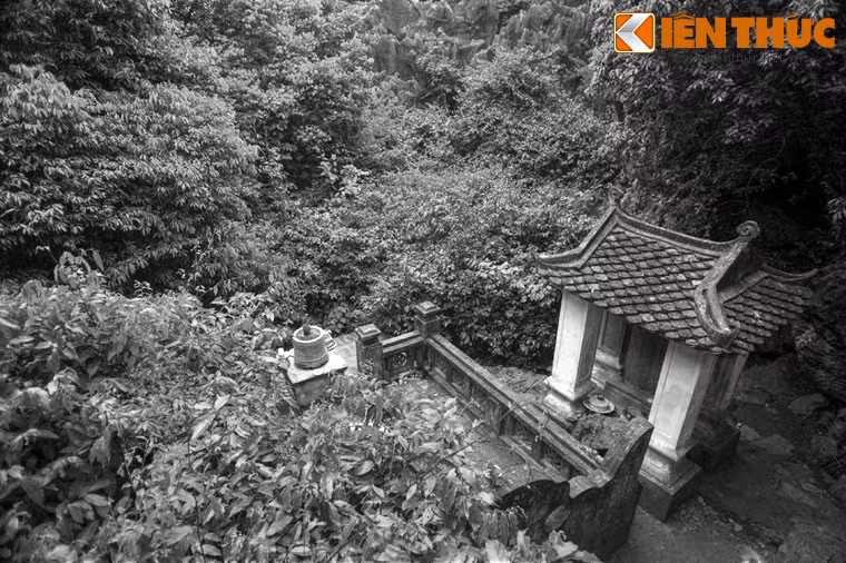 Ngoài yếu tố phong thủy, nơi vua yên nghỉ còn thể hiện tinh thần thượng võ của một bậc quân vương. Tương truyền, nơi xây lăng là khoảng đất võng xuống thấp như cái yên ngựa giữa hai triền đồi. Lăng được xây ở đây với hàm ý vị hoàng đế như vẫn ngồi trên yên ngựa để bảo vệ đất nước.