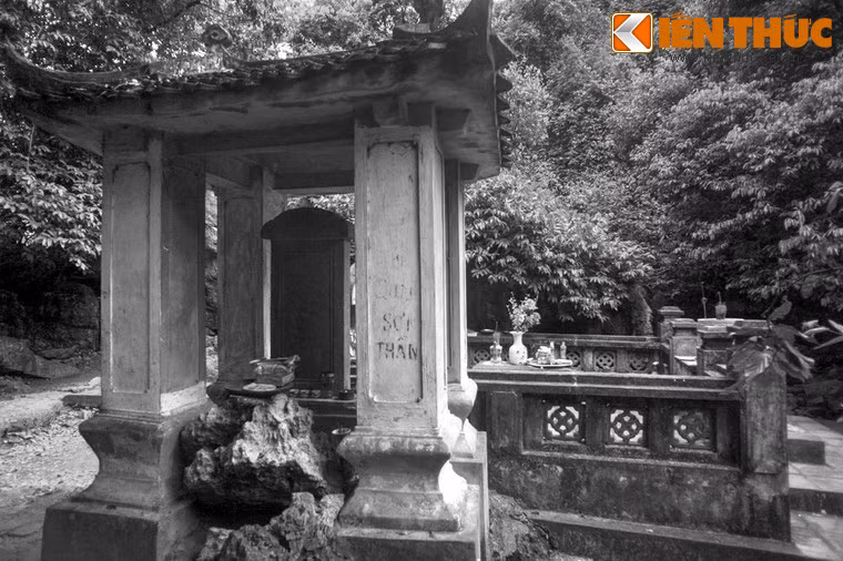 Đến thời vua Minh Mạng, năm 1840, nhà vua đã cho xây dựng lại lăng vua Đinh. Lăng được làm bằng đá, kiến trúc đơn sơ, giản dị. Trước lăng có dựng tấm bia đá “Đinh triều - Tiên Hoàng đế chi lăng”.