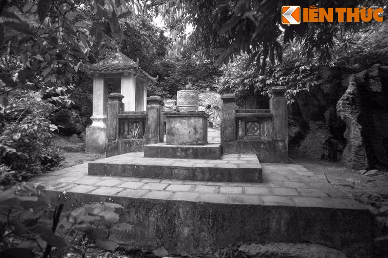 Về việc an táng vua Đinh Tiên Hoàng, có thoại kể rằng, sau khi nhà vua băng hà, 7 vị quan trung thần đã tự tay khâm liệm rồi chuyển qua cửa cung 100 chiếc quan tài bằng đồng, trong đó một quan tài chứa thi hài, để đi chôn cất ở nhiều nơi. Khi an táng vua về, 7 vị quan đã chung nhau chén rượu độc tuẫn tiết mang đi các bí mật về ngôi mộ thật.