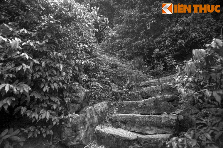 Ban đầu, nơi chôn cất vua được giữ bí mật tuyệt đối. Do vậy, cây cối được để mọc um tùm ở khu đất có mộ vua. Mộ cũng chỉ được đắp bằng những tảng đá đơn sơ. Khi nhìn vào, không ai có thể biết đây là nơi an nghỉ của vua Đinh Tiên Hoàng.