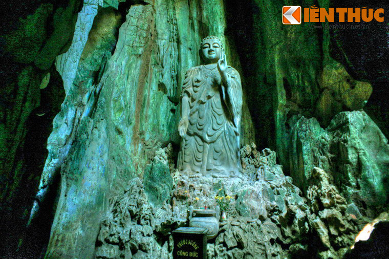 Nằm sau chùa Linh Ứng thuộc núi Thủy Sơn, ngọn núi chính của quần thể danh thắng Ngũ Hành Sơn, động Tàng Chơn là một hang động chứa đựng những chứng tích lịch sử hết sức quý giá của mảnh đất Đà Nẵng.