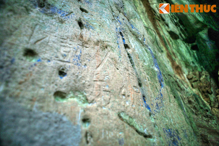 Trên vách các hang động của động Tàng Chơn còn lưu giữ nhiều bút tích cổ được khắc vào đá qua nhiều thời kỳ. Đây là những tư liệu quý giá cho việc nghiên cứu lịch sử, văn hóa của Đà Nẵng.