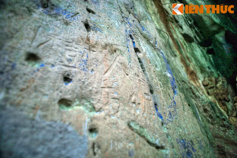 Trên vách các hang động của động Tàng Chơn còn lưu giữ nhiều bút tích cổ được khắc vào đá qua nhiều thời kỳ. Đây là những tư liệu quý giá cho việc nghiên cứu lịch sử, văn hóa của Đà Nẵng.