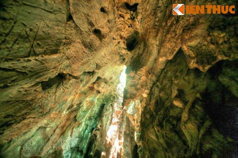 Từ động Chơn Tiên đi ra góc bên phải là hang Dơi hoặc hang Ráy. Gọi là hang Dơi vì trong hang có rất nhiều dơi trú ngụ. Hang có ngách thông lên đỉnh núi.