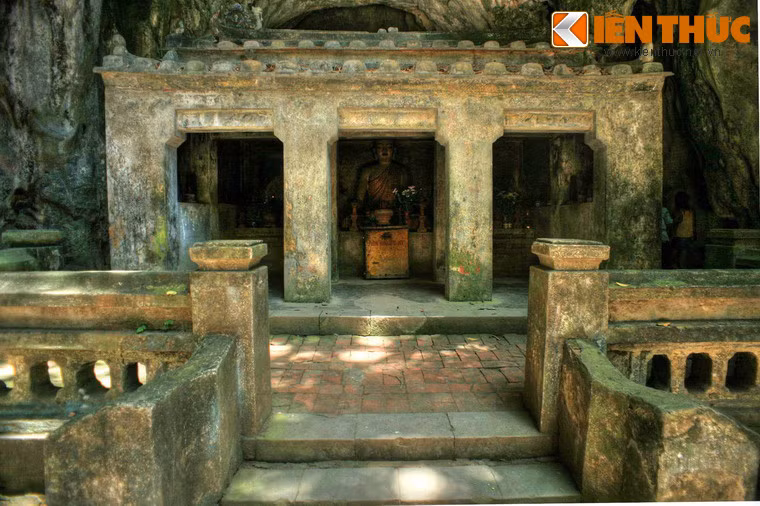 Từ ngoài vào qua cửa đá là động Chơn Tiên. Giữa động này có một điện thờ nhỏ, bên trong có tượng Phật Thích Ca.