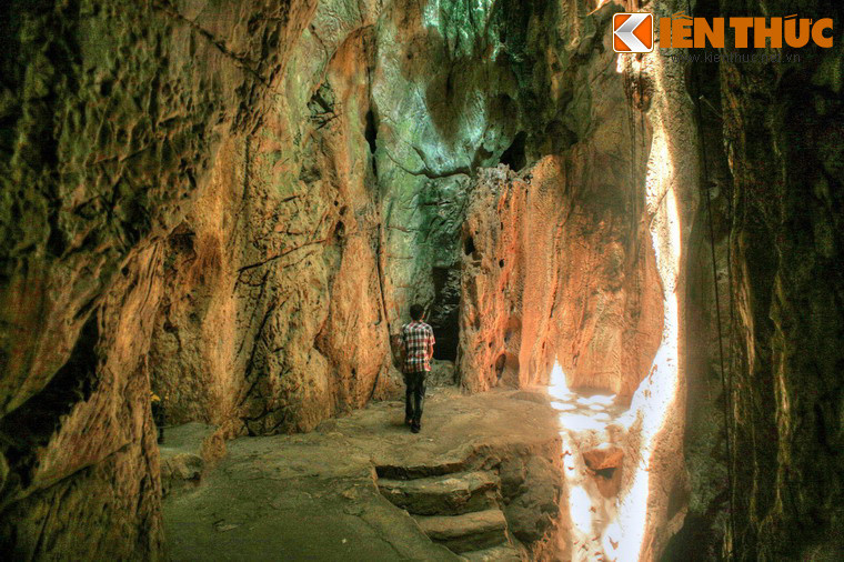 Trong góc bên trái có lối đi dẫn đến một nền đá bằng phẳng, gió mát lạnh, đó lá hang Gió.