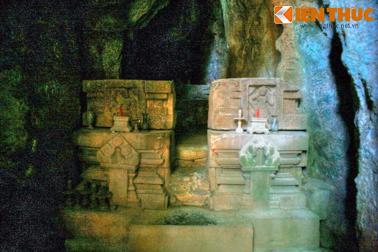 Hang chính giữa là hang Chiêm Thành, lối vào bên trong hẹp và tối. Hai bên có hai bệ thờ đá chạm hình thần Hộ Pháp của người Chăm.