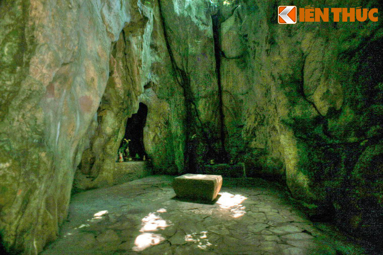 Đi ra góc phía Đông có một phiến đá hình vuông gọi là Bàn cờ, vì thế nên gọi là động Bàn Cờ.