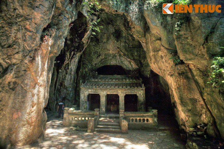 Hang động này vốn được người Chăm dùng làm nơi thờ tự nhiều thế kỷ trước. Đến thời Lê Cảnh Hưng (1740-1786), động được người Việt định cư trong vùng tái phát hiện. Động Tàng Chơn được chia làm nhiều hang động khác nhau.