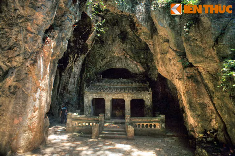 Hang động này vốn được người Chăm dùng làm nơi thờ tự nhiều thế kỷ trước. Đến thời Lê Cảnh Hưng (1740-1786), động được người Việt định cư trong vùng tái phát hiện. Động Tàng Chơn được chia làm nhiều hang động khác nhau.