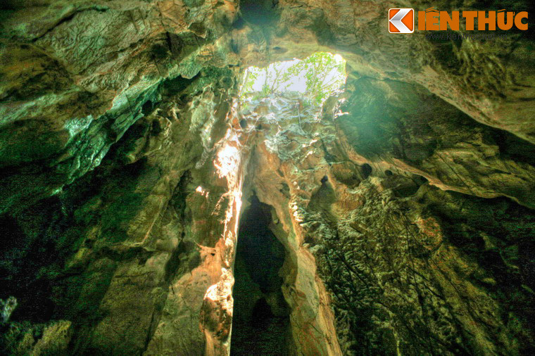 Hang thông với Thiên Long Cốc, gió lùa thoáng mát theo các lỗ thông với đỉnh núi và động Chơn Tiên.