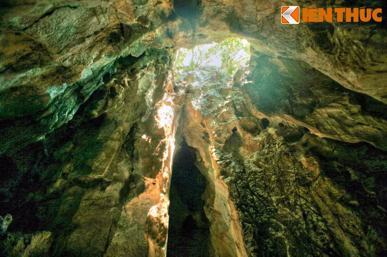 Hang thông với Thiên Long Cốc, gió lùa thoáng mát theo các lỗ thông với đỉnh núi và động Chơn Tiên.