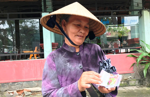 Một người phụ nữ nghèo than thở việc bán ế ẩm vé số truyền thống thời gian qua.