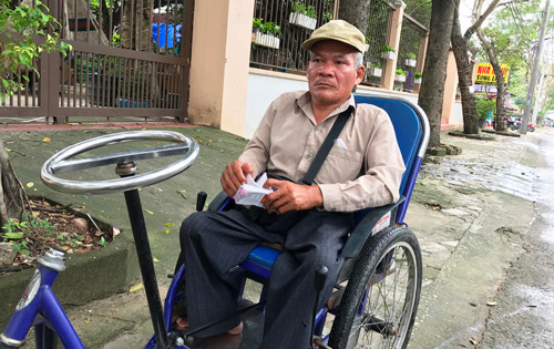 Ông Thưởng cho biết giờ đây, mỗi ngày chỉ bán được chưa đến 100 tờ, thu thập giảm thê thảm, cuộc sống tha hương của ông và nhiều người khác đang rất khó khăn.