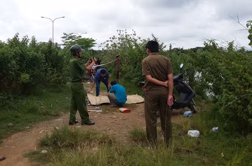 Bang hoang phat hien co gai choi voi giua 