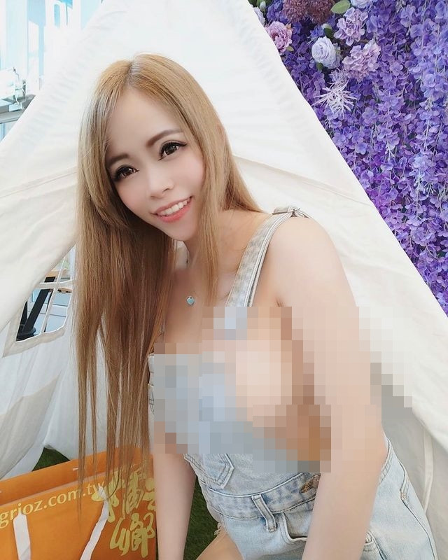 Tuy vậy, hot girl cũng không ít lần bị cư dân mạng chỉ trích vì ăn mặc phản cảm để gây sự chú ý. Thậm chí, có lần Quân Quân Nhi còn diện áo tắm hai mảnh tạo dáng giữa đường.