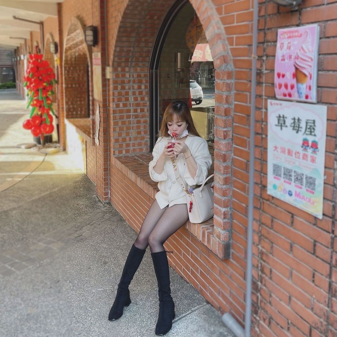 Cô nàng cũng là một streamer được đông đảo mọi người yêu thích nhờ cách nói chuyện hài hước, duyên dáng.