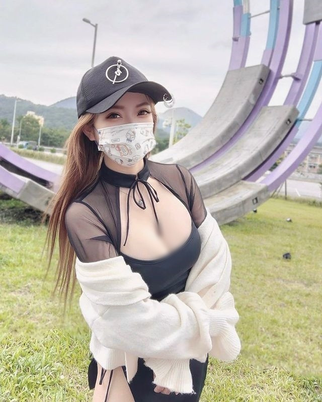 Cô nàng cũng không phải là một nữ thư ký thực thụ mà diện đồ như vậy là do yêu cầu công việc.