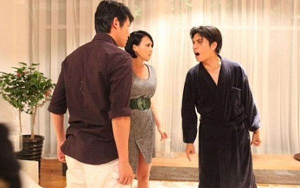 Bat qua tang vo ngoai tinh, chong lai di tu vi chuyen eo le nay