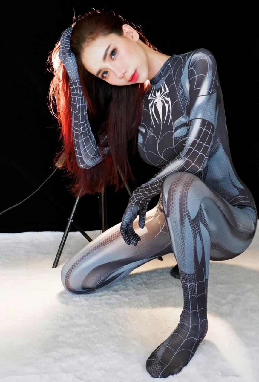 Mới đây, Pei Yu đăng hải hình ảnh cô nàng diện bộ đồ người nhện lên mạng xã hội, thu hút đông đảo sự chú ý của dư luận.