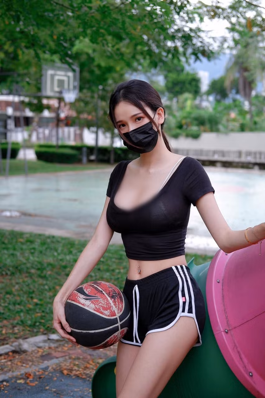 Dù đeo khẩu trang, không để lộ mặt, Pei Yu vẫn dư sức hút hồn người hâm mộ.