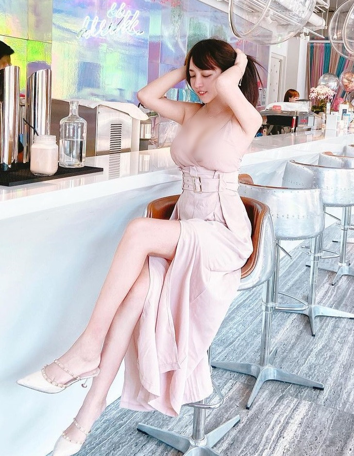 Với chiếc váy màu hồng nude xẻ sâu phần ngực, xẻ cao phần đùi, Di Đình khoe được trọn vẹn thân hình hoàn hảo của mình