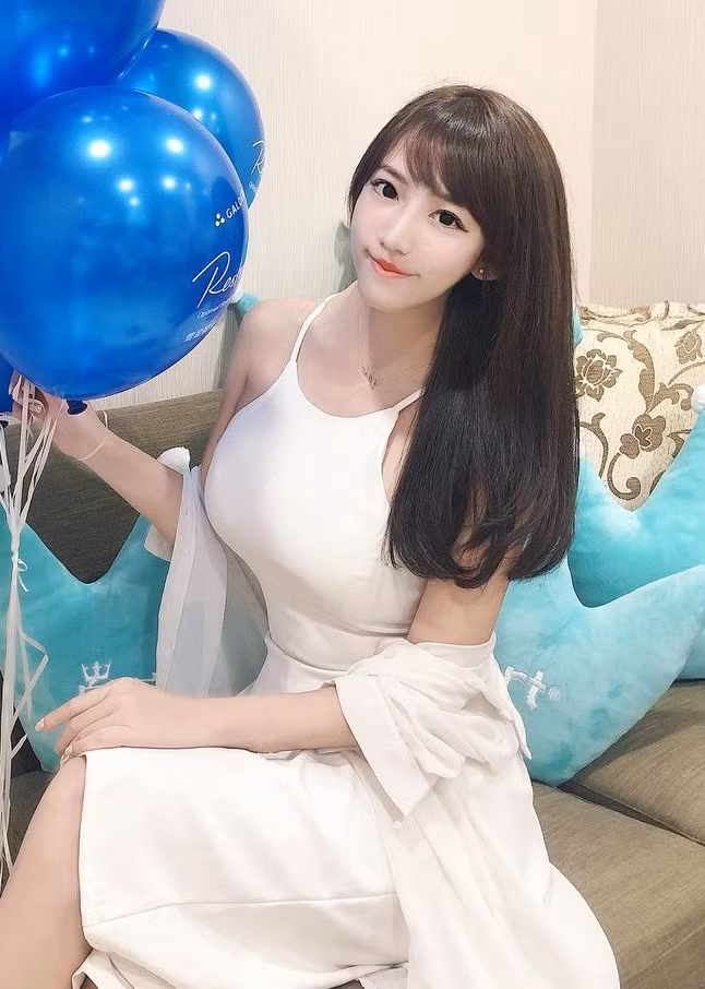 Nữ y tá xinh đẹp hút hồn trong bộ váy trắng khoét nách, cô nàng được fan ca ngợi chẳng khác nào búp bê.