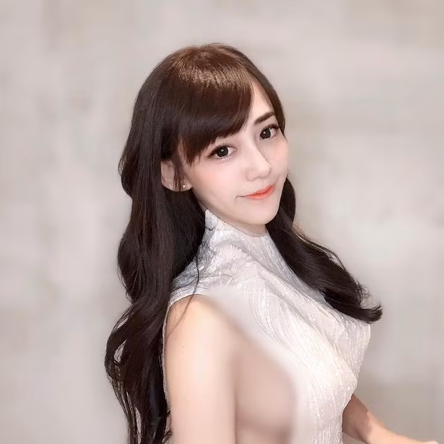 Mới đây, Di Đình đã đăng tải hình ảnh mình diện một chiếc váy trắng không tay. Do góc chụp nghiêng, hot girl để lộ vòng một căng đầy.