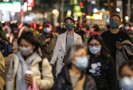 Nhiệt độ giảm mạnh khiến nhiều nơi, đặc biệt là vùng núi rét sâu, dù mặc mấy lớp áo có người vẫn chưa thấy ấm, đây có thể là sai lầm khi giữ ấm. Bác sĩ y học cổ truyền Trung Quốc Trần Triều Tông cho biết rốn, vai và lòng bàn chân là ba bộ phận rất quan trọng phải giữ ấm đúng cách, nếu không ắt sẽ bị bệnh. (Ảnh minh họa)