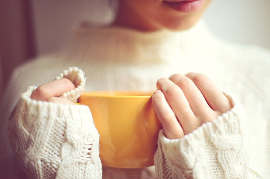 Vùng cơ thể thứ hai cần đặc biệt giữ ấm là vùng vai và cổ. Đây là nơi tiếp xúc nhiều với các luồng gió lạnh nên nếu bạn không mặc đủ ấm thì sẽ rất dễ bị nhiễm lạnh. Khi nhiễm lạnh, thường bạn sẽ bị căng cơ, đau vùng đỉa thắt lưng hay các bộ phận cơ bắp khác.