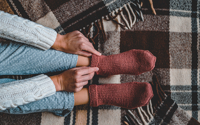 Cuối cùng, nhiều người mặc rất ấm phần trên cơ thể nhưng lại không đi tất, điều này cũng có thể khiến cả cơ thể không ấm hoàn toàn được. Theo bác sĩ Trần, lòng bàn chân là phần cuối của cơ thể và cách xa tim nhất, khi trời lạnh, buộc phải đi tất để giữ ấm, chân ấm thì toàn bộ cơ thể sẽ được làm ấm.