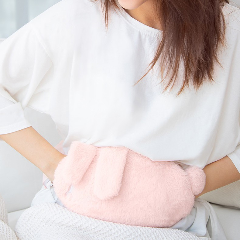 Trong châm cứu, chính giữa rốn gọi là huyệt Thần khuyết, còn gọi huyệt Khí xá. Các sách của Đông y khi nói đến huyệt Thần khuyết đều ghi rõ cấm châm. Huyệt Thần khuyết là “đầu mối giao thông” quan trọng trong hệ thống các đường kinh lạc, liên hệ mật thiết với lục phủ ngũ tạng, 12 kinh mạch và kỳ kinh bát mạch.