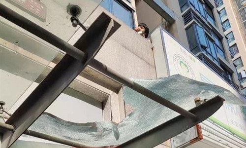 Me khong de y, con trai gap chuyen kinh hoang den mat mang