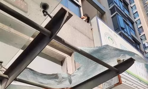 Me khong de y, con trai gap chuyen kinh hoang den mat mang