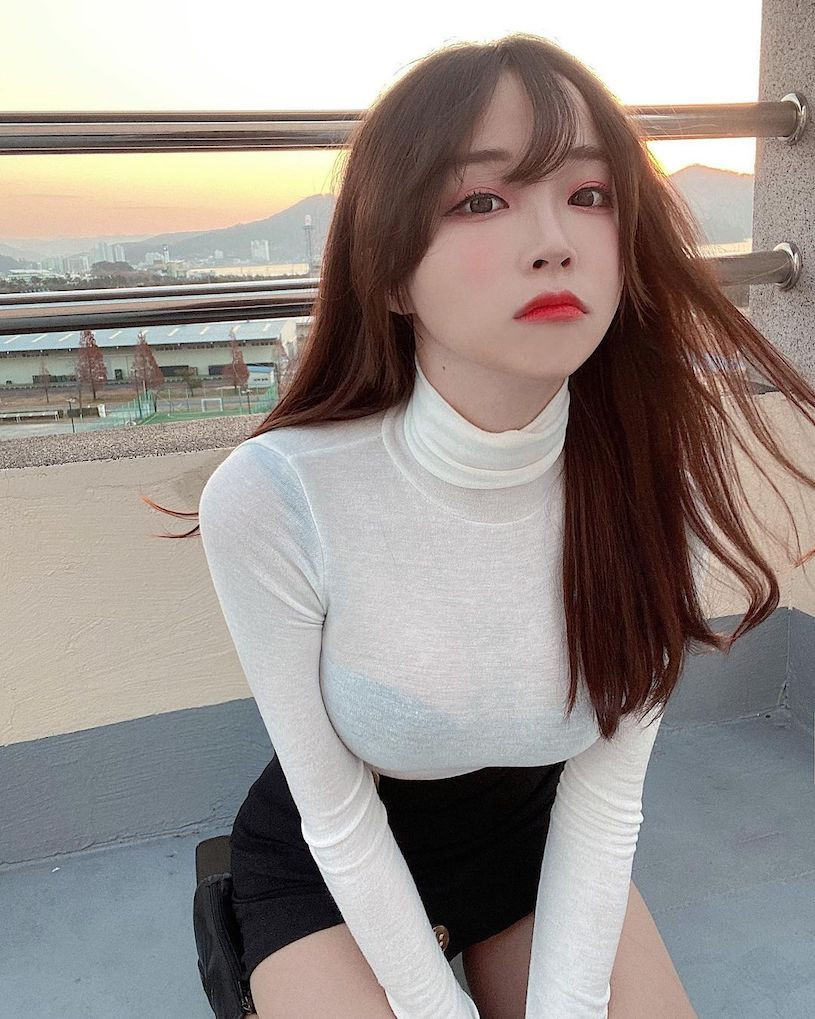 Trang Instagram cá nhân của hot girl Kim Ah-young có tới hơn 800.000 người hâm mộ, theo dõi. Mỗi bức ảnh nhận được hàng trăm ngàn lượt yêu thích, chia sẻ.