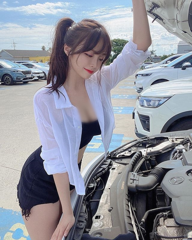 Trước đây không lâu, Kim Ah-young cũng từng đăng tải hình ảnh tạo dáng bên mui xe bị hỏng và gây được sự chú ý nhất định.