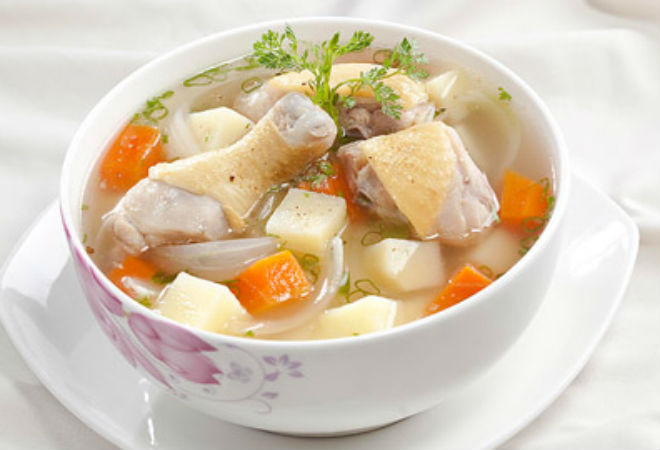 Nguyên nhân chính là do chất đạm trong thịt gà sẽ tạo ra các sản phẩm phân giải sau khi bảo quản, các chất này sẽ gây hại cho gan, thận, thậm chí gây ung thư. Vì vậy, khi ăn thịt gà, tốt nhất bạn nên ăn hết luôn, không để thừa.