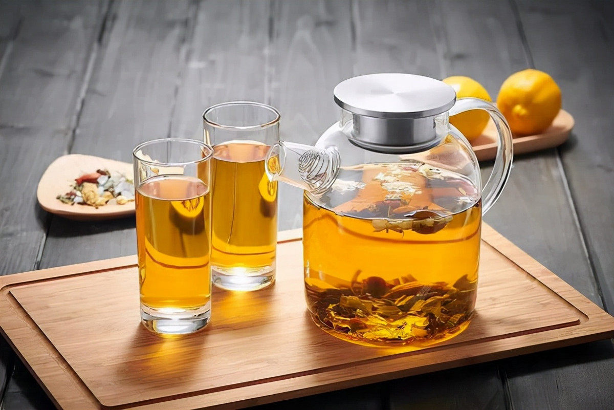 6. Trà: Trà là loại nước giải khát được nhiều người ưa thích, uống trà không chỉ thanh nhiệt, giải độc mà còn nâng cao khả năng miễn dịch của cơ thể, rất tốt cho sức khỏe, tuy nhiên trà không thích hợp để làm nóng lại.