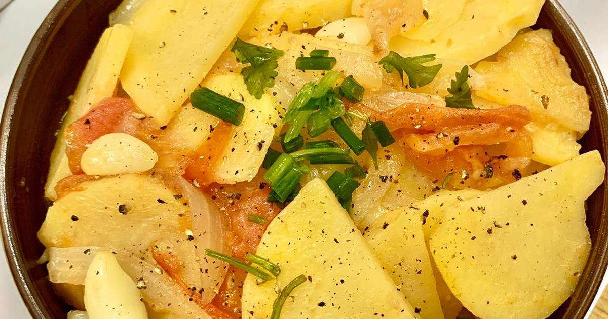 Sau khi khoai tây được nấu chín qua một đêm, nitrat trong đó sẽ chuyển hóa thành nitrit, có tính oxy hóa mạnh, không chỉ đẩy nhanh quá trình lão hóa của cơ thể con người mà còn có thể gây ung thư và gây hại rất nhiều cho sức khỏe con người.