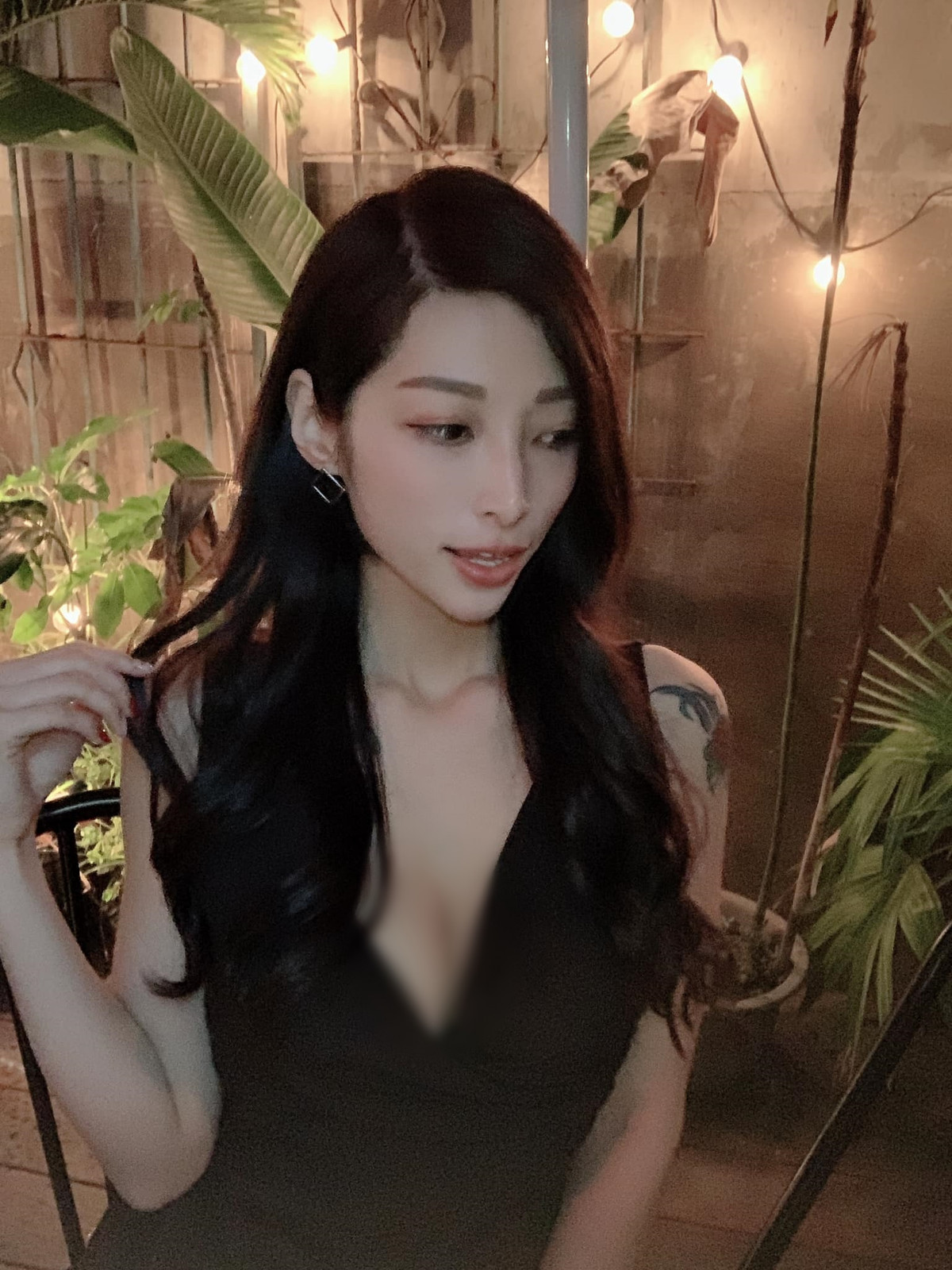 Qua kiểm tra, cảnh sát phát hiện Giả Đồng Đồng mang theo 9 gram ma tuý bên người. Ngay lập tức, cô nàng bị đưa về đồn cảnh sát để thẩm vấn.