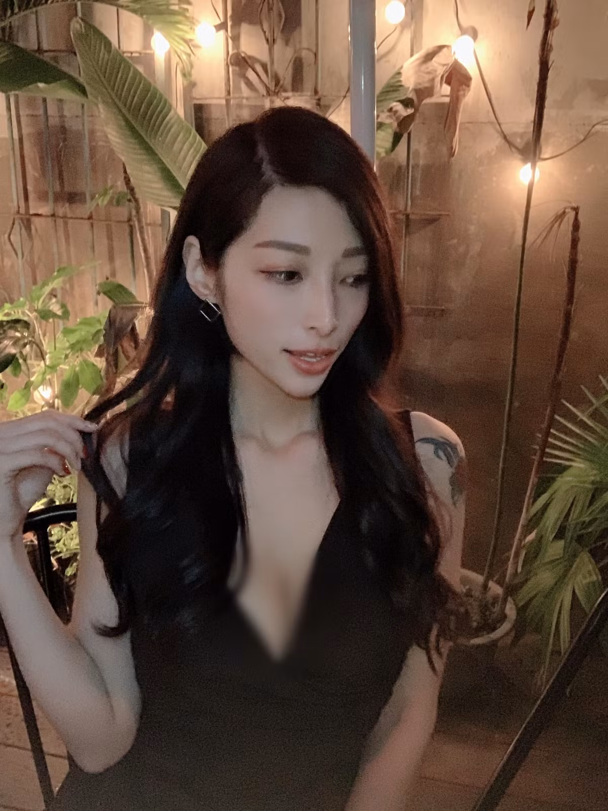 Qua kiểm tra, cảnh sát phát hiện Giả Đồng Đồng mang theo 9 gram ma tuý bên người. Ngay lập tức, cô nàng bị đưa về đồn cảnh sát để thẩm vấn.