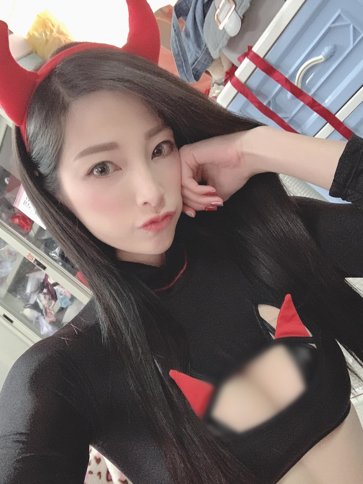 Tại đồn cảnh sát, Giả Đồng Đồng thừa nhận cô nàng tàng trữ và sử dụng ma tuý, khiến người hâm mộ không khỏi bàng hoàng, phẫn nộ.