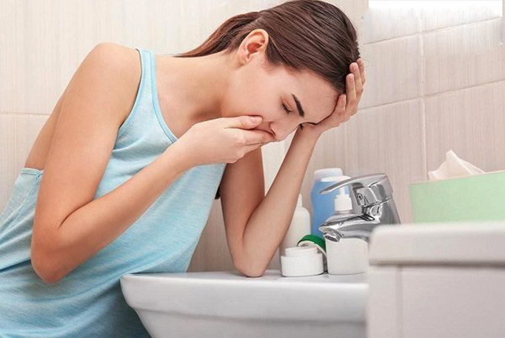 Bệnh dạ dày có thể gây buồn nôn, nôn, đau dạ dày, chán ăn và các triệu chứng khó chịu khác. Nên dùng viên uống domperidone, vitamin B6, belladonna và Livzon Dele dưới sự hướng dẫn của bác sĩ để điều trị.