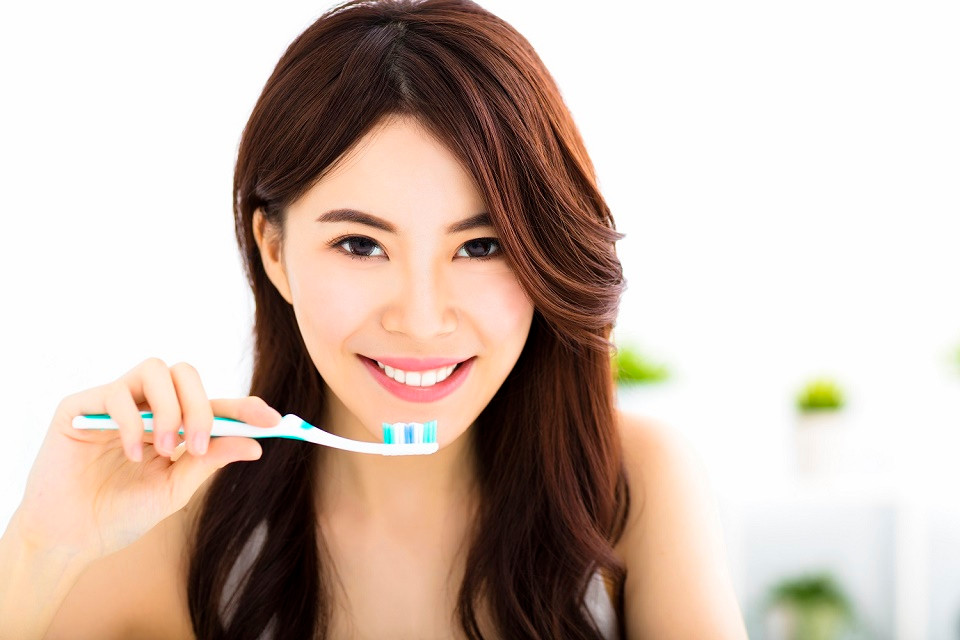 5. Kích ứng cơ thể bên ngoài: Triệu chứng buồn nôn khi đánh răng cũng có khả năng là phản ứng sinh lý bình thường của yết hầu chúng ta sau khi bị kích thích. Phản xạ sinh lý này của yết hầu có thể giúp chúng ta ngăn chặn hiệu quả một số chất độc hại hoặc dị vật xâm nhập vào cơ thể.